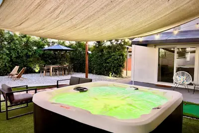 Image de Home with Guest House : Parking : Hot Tub : Pet-friendly : Ev Charger : King Bed