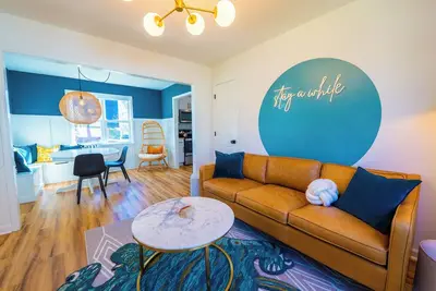 New Skyline Bungalow - Steps to Downtown