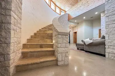 Image de Silo House in the country with a pool! Hunters welcome!