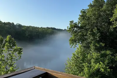 Image de Lake Escape! Updated lakefront condo with a panoramic lake view!