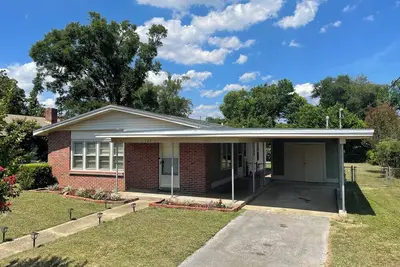 Image de Coastal Comfort! Charming 3 bedroom, near beach and downtown Pensacola