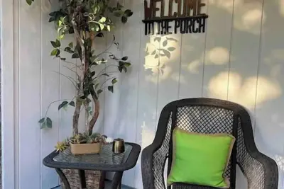 Image de 5 miles to the beaches and premier golfing!