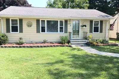 Image de Perfectly Cozy! Close to so many places. Pet friendly. Great private backyard.