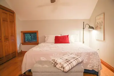 Image de The Best of Both Worlds. . . . . Cozy House Close to Downtown with country charm. . . .