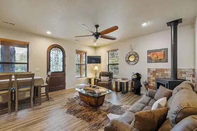 Image de New* Bogie Bungalow - Walk to lake, bar & restaurant - Near golf course - Ac - Fireplace - Pet Ok