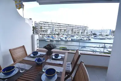 Image de Appartement confortable avec terrasse et vue sur le canal, près de la plage à Roses, Costa Brava.