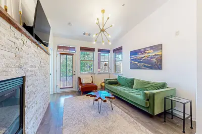 Image de Third-floor condo with hot tub, pool, & mountain view balcony - dog-friendly