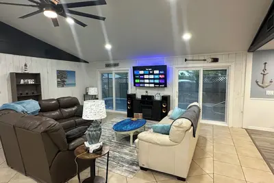 Image de Updated Large Pool Home w/Game Room W/Pool Table & Darts Only 1/2 Mile Beaches