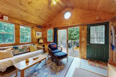 Image de Gorgeous cabin with Pack 'n Play, private dock, lovely deck, firepit, wood stove