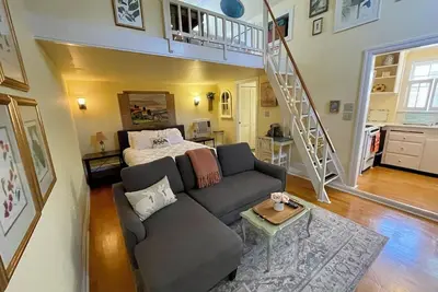 Image de Historic Private Cottage with Loft by Waterfront Park & Scenic  Path to Downtown