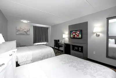 Image de Affordable Accommodation! Close to Gillette Stadium! Free Coffee, Outdoor Pool!