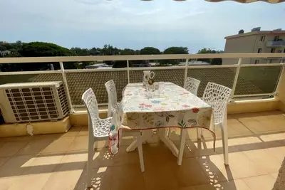 Image de Appartement climatisé 2 pièces cabine, 4 couchages, proche plage et centre, Cavalaire-sur-Mer