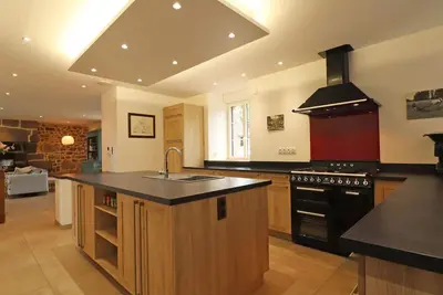 Image de Maison spacieuse avec jardin, spa et salle de jeux