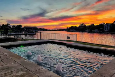 Image de GiGi's Jewel - Heated Pool, Elevator, Ping-Pong, Pickleball!