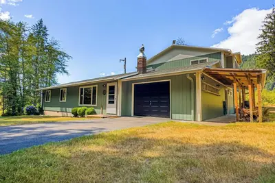 Image de Nestled in the Tillamook Forest on 40 acres your Rustic Retreat Awaits!