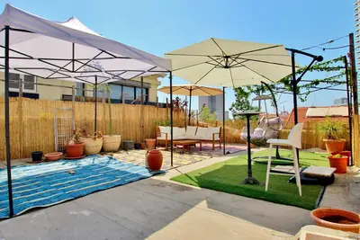 Charming 1-bedroom apartment located in a beautiful apt complex in Neve Tzedek