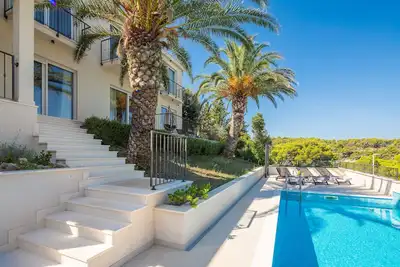 Image de Sea Front Villa with heated pool and 5 bedrooms, just few metres from the sea!