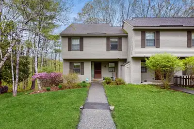 Image de Inviting three-story condo with decks - near the Quechee Club