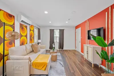 Retro-Chic 1br w/ King Bed & Prime Location