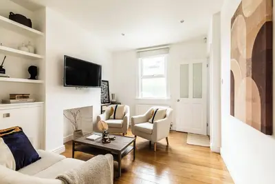 Image de The Broadway Apartment, 5 Minutes to Train Station With Parking