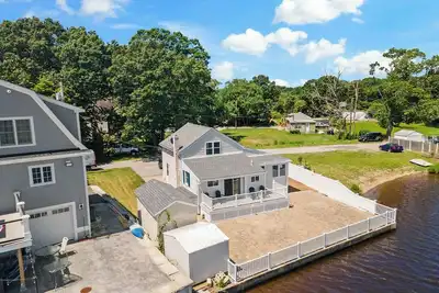 Image de Water's Edge Cottage\nExperience serenity at our sweet, tranquil waterfront home!