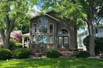 Stunning Lakeside Retreat!