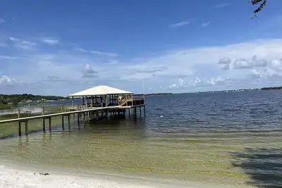 Image de Cozy lake house with private beach and boat dock on Crooked Lake in central Fl