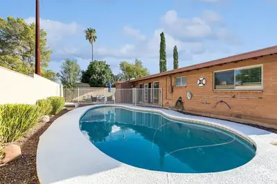 Image de Family-Friendly Desert Oasis by RedAwning