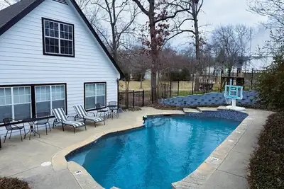 Image de Cedar Sunsets - Lakefront retreat with Private Pool & Gameroom!