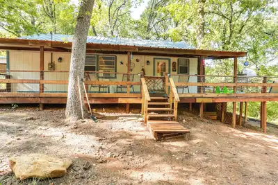 Image de Dog-Friendly Kingston Cabin w/ Wraparound Deck!