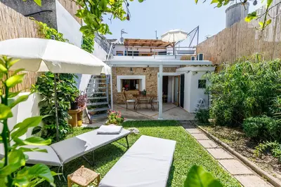 Charming 2-bedroom townhouse in Campanet with garden