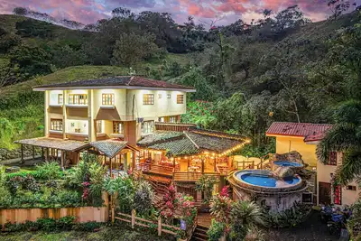 Image de Majestic Lodge - 10 bedrooms 13 bathrooms/Sleeps up to 30/Lake and Volcano Views