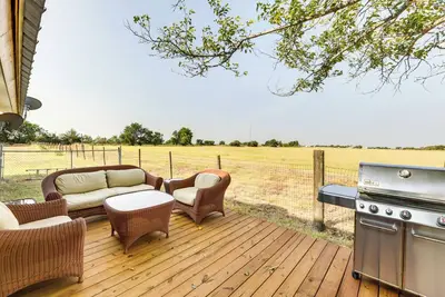 Image de Remodeled Farmhouse on 18 Acres: 8 Mi to Elgin!