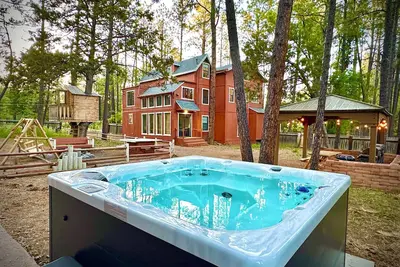 Image de Cabin with a Treehouse/Hot Tub/Barndominium/Arcade - Sleeps up to 33