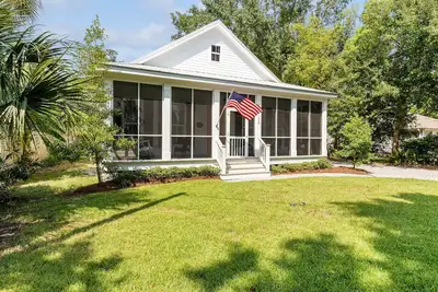 Image de Classic Coastal Cottage ~ Steps to the Beach! 4-Seater Golf cart for rent!