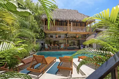 Image de Beachside Property, Pool, Sleeps 28, Surfers Dream, 100 steps to the Beach.