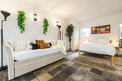 Image de *New* Comfortable Studio*Walk to River/Park/Coffee