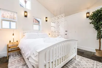 Image de *New* Bright and Airy Studio Loft Near Dt + Parks!