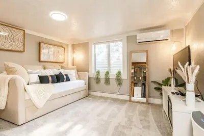 Image de *New* Clean & Cozy Local Living-Walk to River/Lake