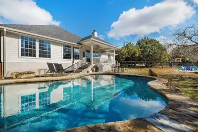 Image de New Austin Hill Country -Modern, comfortable, private home - pool, fire pit, 4bd