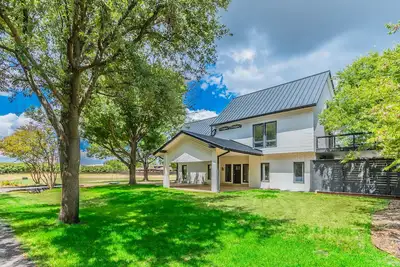 Image de Game & Relax | Pickleball Court, Ping-Pong then Hot Tub