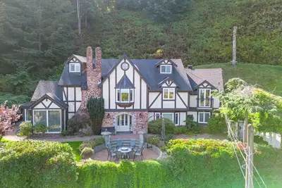 Image de Grand English Style Home on Chilliwack Mountain
