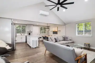 Image de Newly remodeled, cozy home tucked away near shopping and 3 ferry routes!