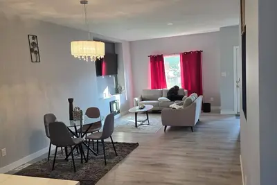 Image de Pleasant home with snazzy finishing. Proximity to the airport and downtown