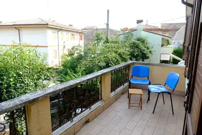 Image de Three-room apartment placed in semi-detached building.