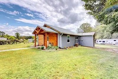 Image de Cottage in Hendersonville with yard, Patio, Full Kitchen and Wifi