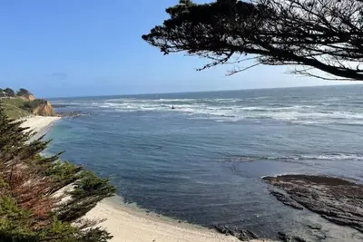 Image de Spacious Elegance at the Beach\n