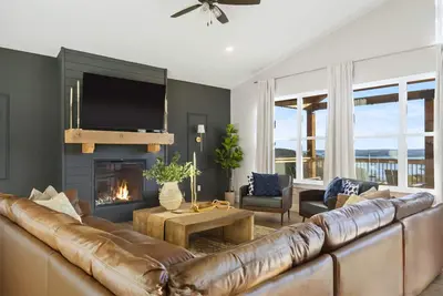 Image de Timeless Lake Views, Indoor Pool, Game Room, Hot tub, Firepit, Minutes from Sdc