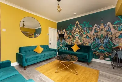 Image de Stylish 4-Br House with Beautiful Outdoor Space, Wi-Fi & Smart TVs