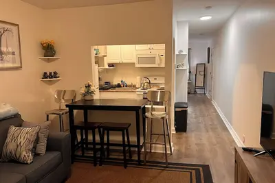 Image de Charming 1 bedroom apt near train station.